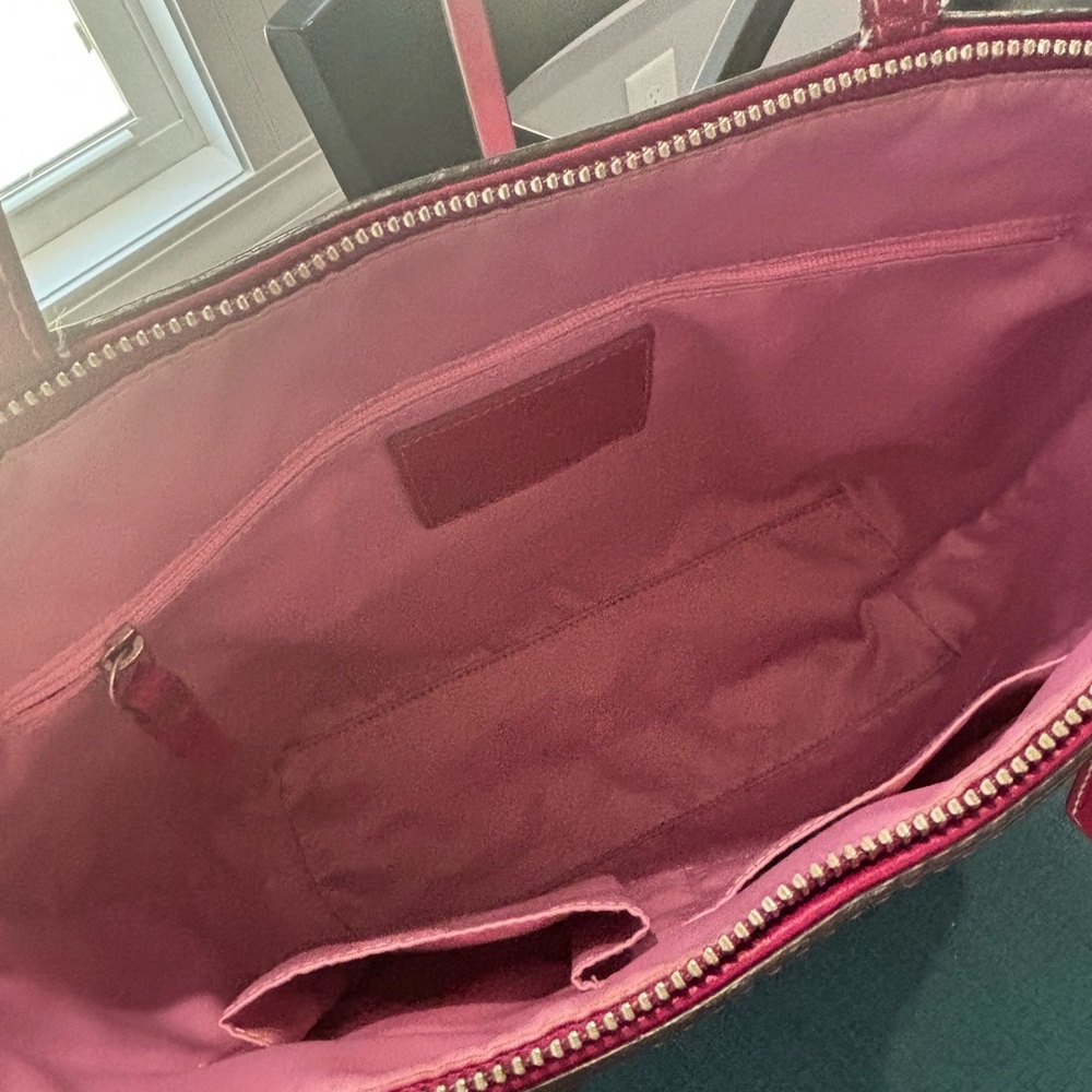 โจ COACH Berry Pink Signature Patent Leather Tote - Iconic stitched "C" pattern - Picture 13 of 16